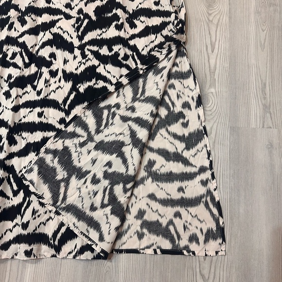 Old Navy Black and White Patterned Maxi Dress - Picture 2 of 11